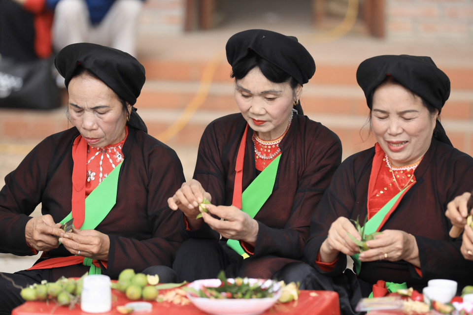 Những miếng trầu têm cánh phượng được các liền chị chuẩn bị mời du khách thập phương. (Ảnh: Nhật Anh/TTXVN)