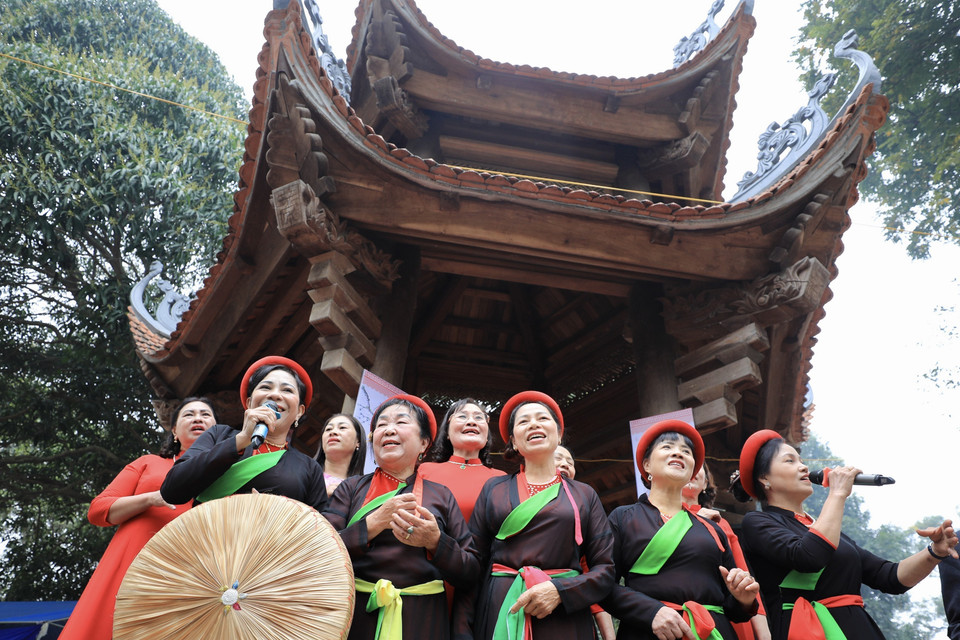 Các liền anh, liền chị trình diễn màn hát giao duyên quan họ trong ngày hội. (Ảnh: Nhật Anh/TTXVN)