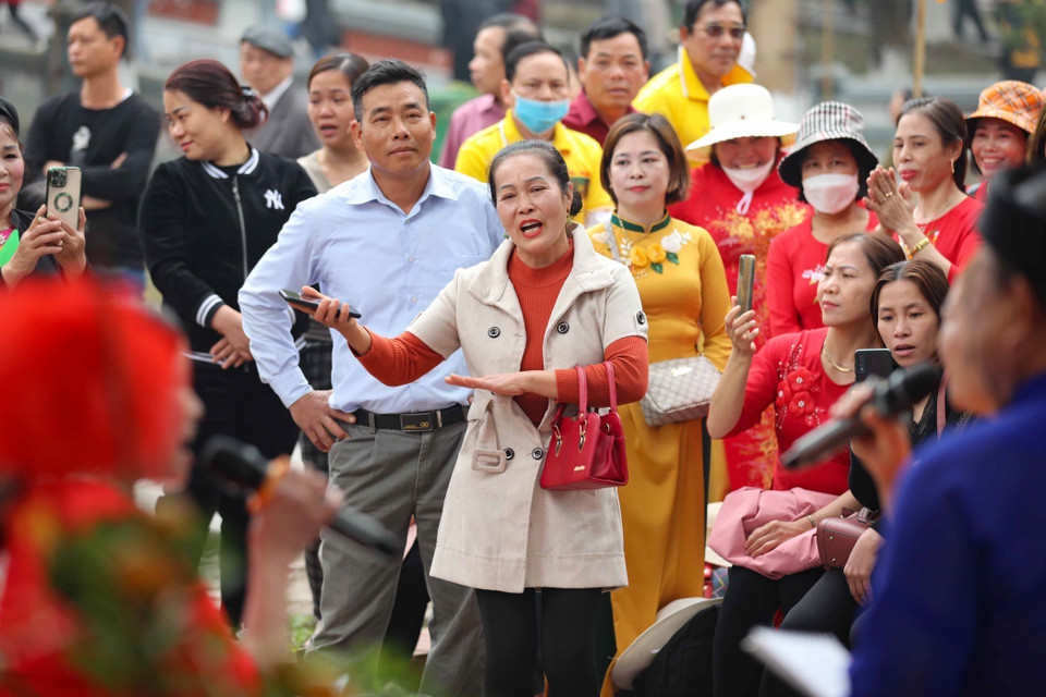 Hội Lim là thời khắc phô diễn rực rỡ và tập trung tinh hoa văn hóa dân tộc Việt trên vùng quê Kinh Bắc nên du khách đã một lần “đi trẩy hội Lim,” hẳn sẽ đến hẹn lại lên. (Ảnh: Thanh Tùng/TTXVN)