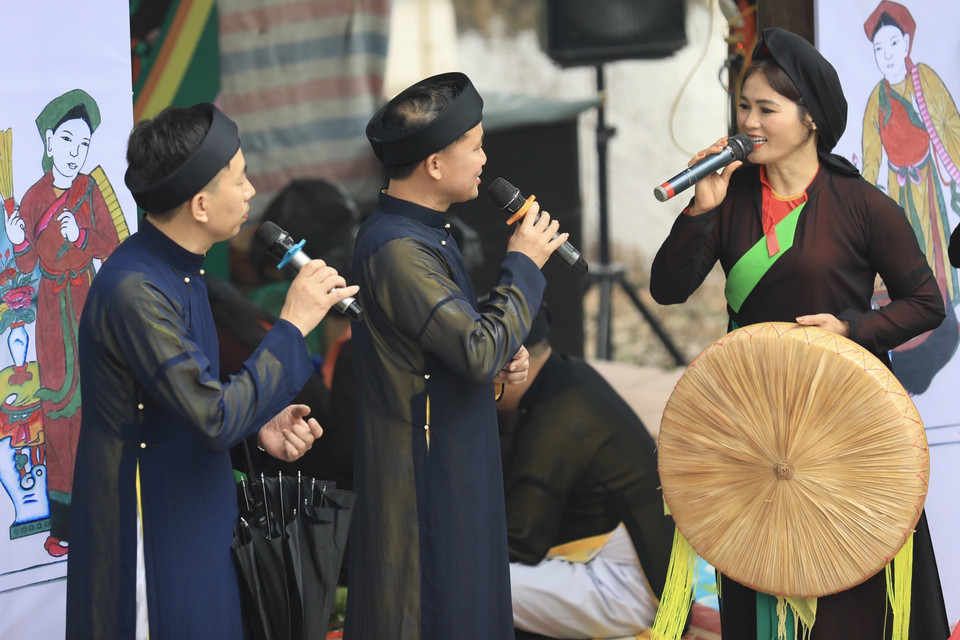 Các liền anh, liền chị trình diễn màn hát giao duyên quan họ trong ngày hội. (Ảnh: Nhật Anh/TTXVN)