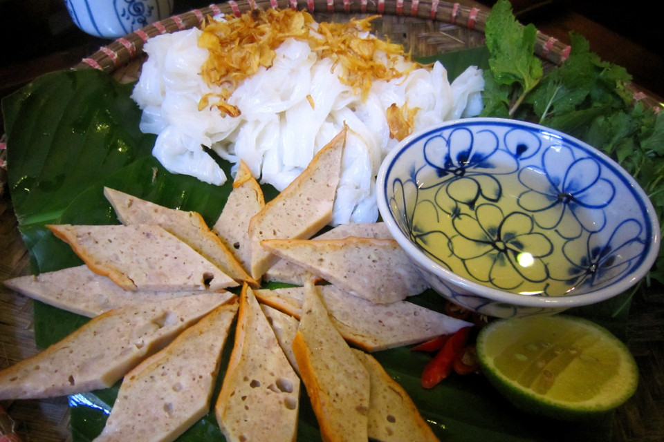 Bánh cuốn Hà Nội được chia thành 2 loại là có nhân và không có nhân. Điển hình là bánh cuốn Thanh Trì là loại không nhân, tráng mỏng, được ăn kèm với chả quế. (Ảnh: Phạm Hậu/TTXVN)