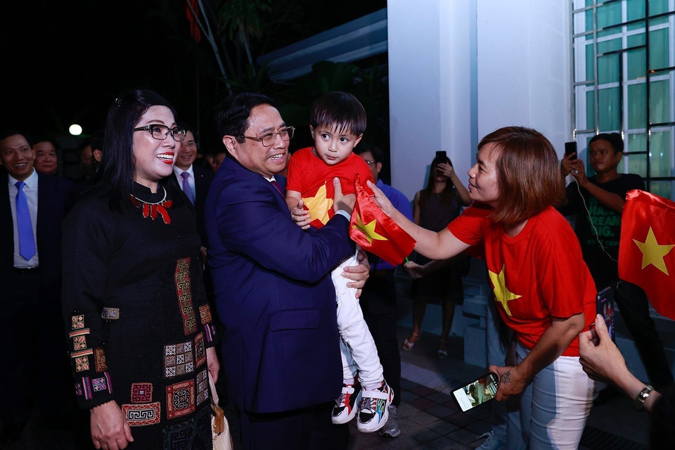 Thủ tướng Chính phủ Phạm Minh Chính với đại diện cộng đồng người Việt Nam tại Brunei. (Ảnh: Dương Giang/TTXVN)