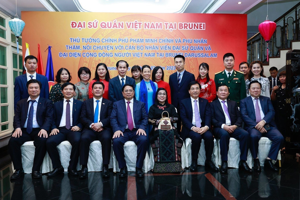 Đoàn đại biểu cấp cao Việt Nam và cán bộ, nhân viên Đại sứ quán và đại diện cộng đồng người Việt Nam tại Brunei. (Ảnh: Dương Giang/TTXVN)