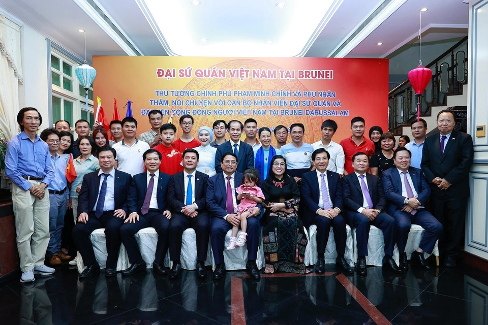 Đoàn đại biểu cấp cao Việt Nam và cán bộ, nhân viên Đại sứ quán, đại diện cộng đồng người Việt Nam tại Brunei. (Ảnh: Dương Giang/TTXVN)