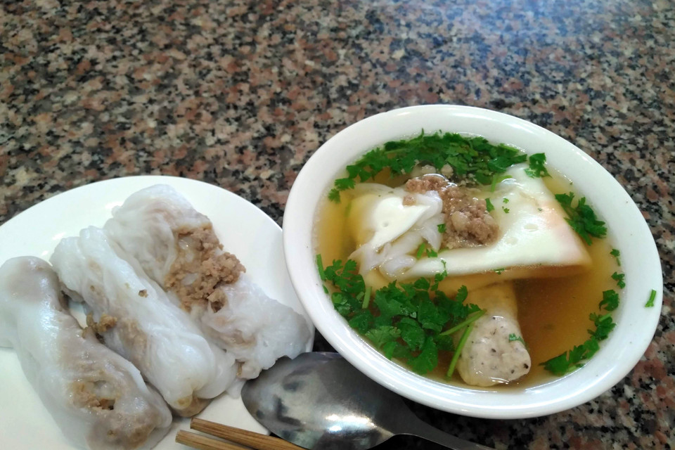 Bánh cuốn có sự khác biệt, đa dạng trong cả cách chế biến và hương vị theo từng vùng miền riêng. Như bánh cuốn Cao Bằng, thay vì nước chấm pha mắm, bánh cuốn ăn với nước xương ninh thơm nên còn gọi là “bánh cuốn canh,” để phân biệt với bánh cuốn ở miền xuôi. (Ảnh: Phạm Hậu/TTXVN)