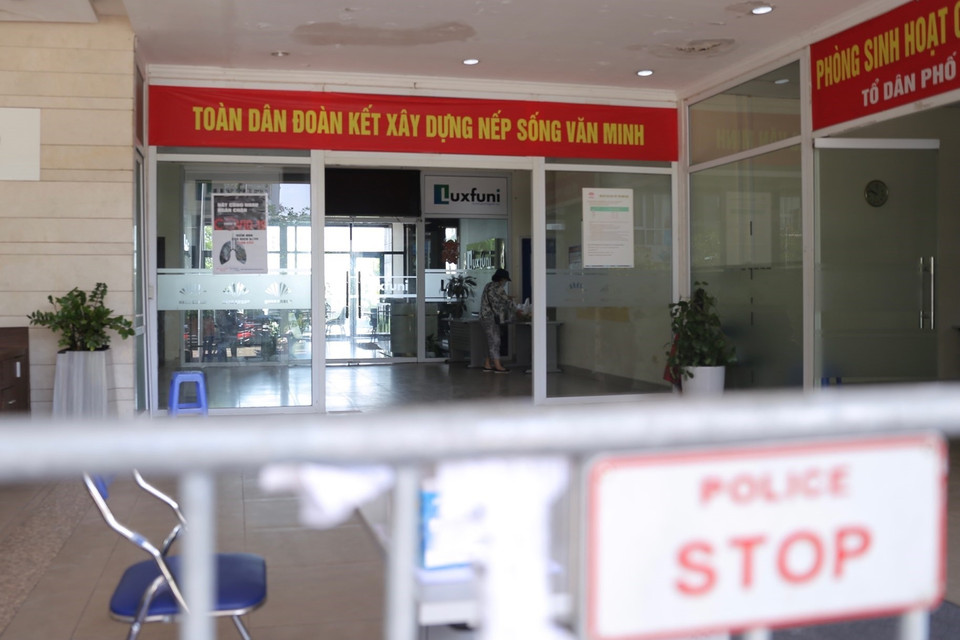 Lực lượng chức năng quận Thanh Xuân đã phong tỏa tạm thời tòa nhà CT1-2 N2 (từ tầng 1 đến tầng 19) chung cư 183 Hoàng Văn Thái, phường Khương Trung. (Ảnh: Hoàng Hiếu/TTXVN)