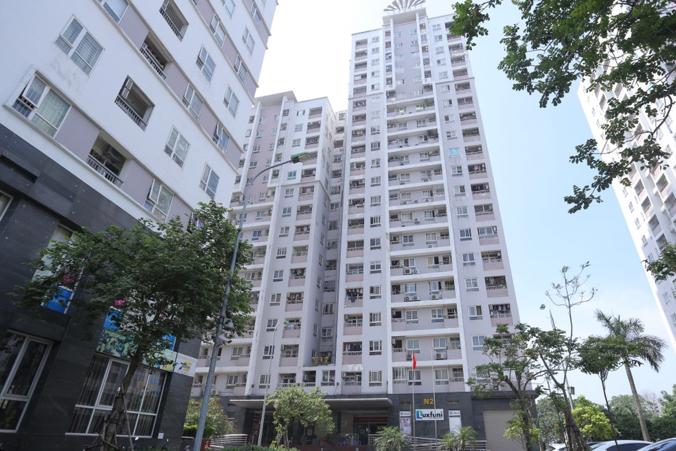 Người dân sống trong tòa N2 CT1-2 chung cư 183 Hoàng Văn Thái khi bị phong tỏa tạm thời. (Ảnh: Hoàng Hiếu/TTXVN)