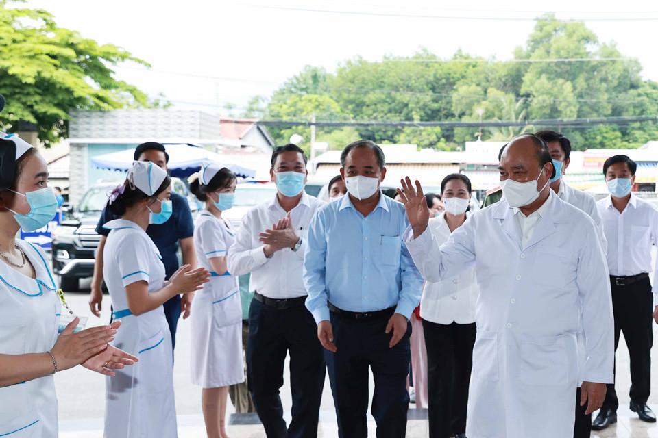 Chủ tịch nước Nguyễn Xuân Phúc kiểm tra công tác phòng, chống dịch COVID-19 tại Bệnh viện huyện Củ Chi. (Ảnh: Thống Nhất/TTXVN)