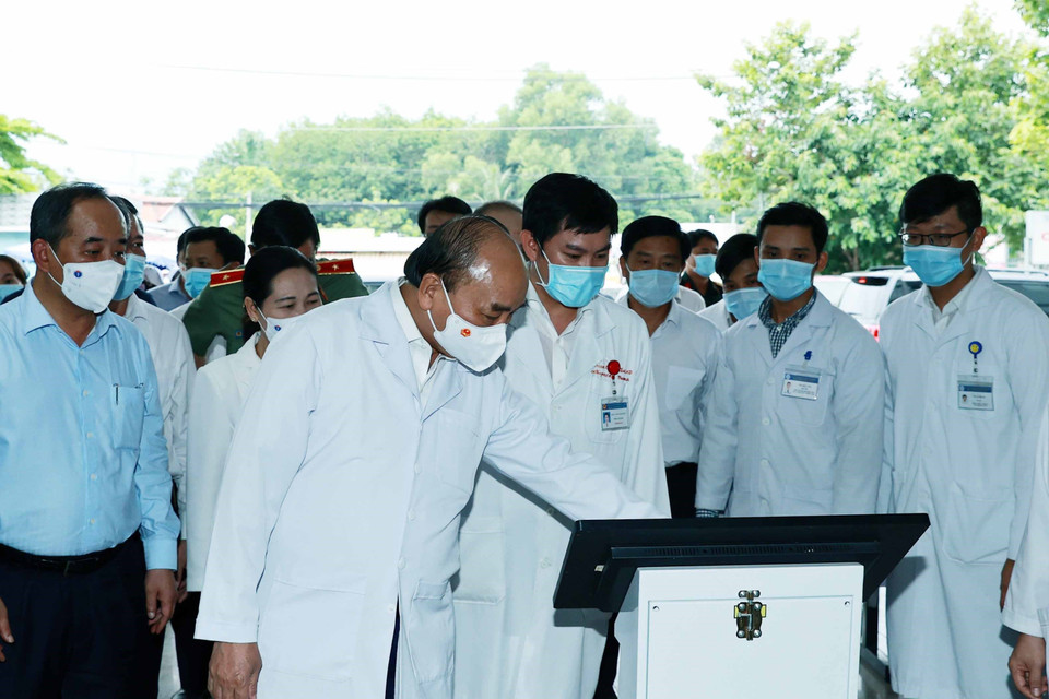 Chủ tịch nước Nguyễn Xuân Phúc kiểm tra công tác phòng chống dịch COVID-19 tại Bệnh viện huyện Củ Chi. (Ảnh: Thống Nhất/TTXVN)