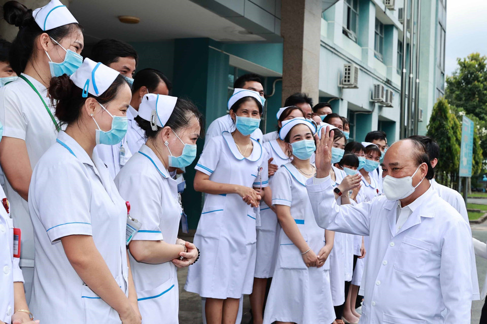 Chủ tịch nước Nguyễn Xuân Phúc với đội ngũ y bác sỹ Bệnh viện huyện Củ Chi. (Ảnh: Thống Nhất/TTXVN)