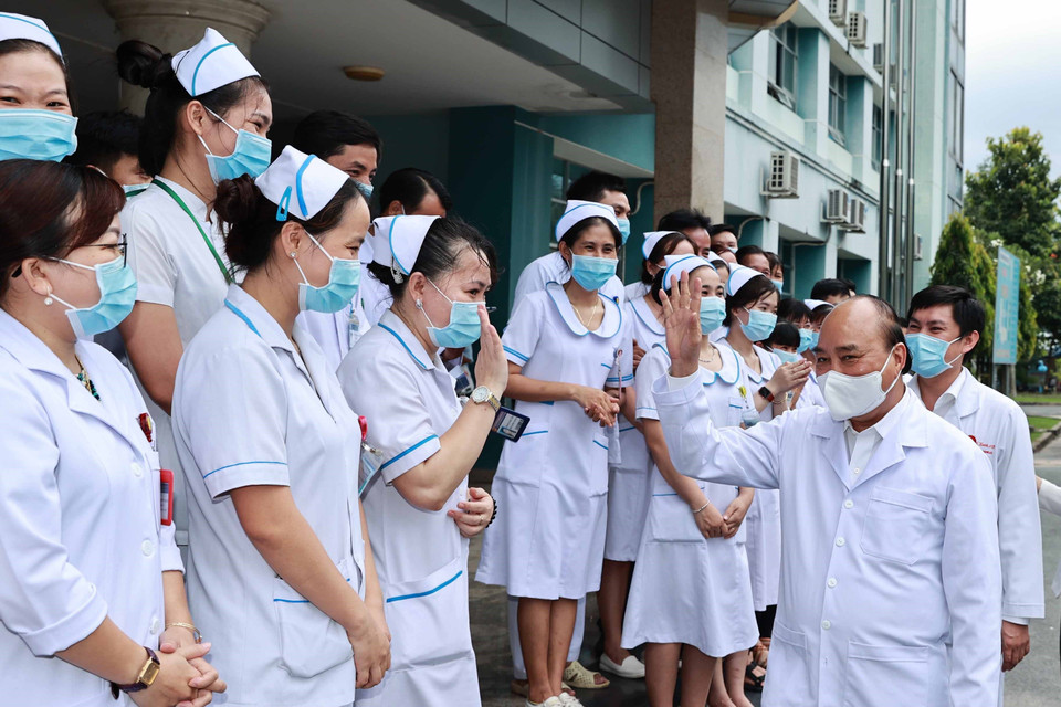 Chủ tịch nước Nguyễn Xuân Phúc với đội ngũ y bác sỹ Bệnh viện huyện Củ Chi. (Ảnh: Thống Nhất/TTXVN)