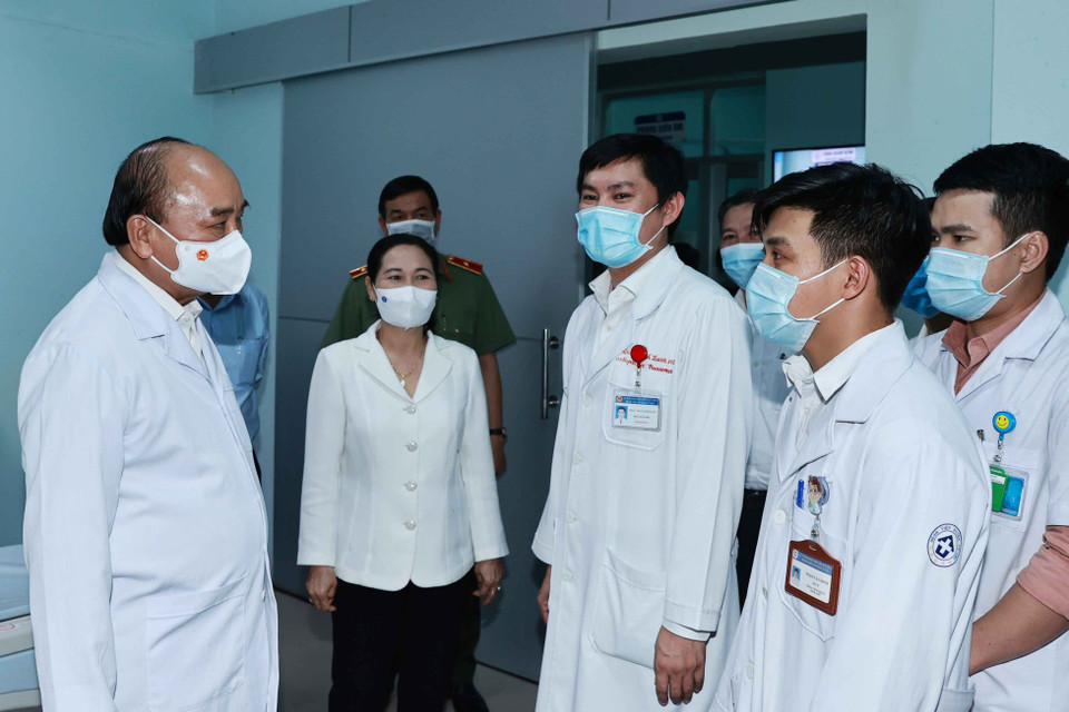 Chủ tịch nước Nguyễn Xuân Phúc với đội ngũ y bác sỹ Bệnh viện huyện Củ Chi. (Ảnh: Thống Nhất/TTXVN)