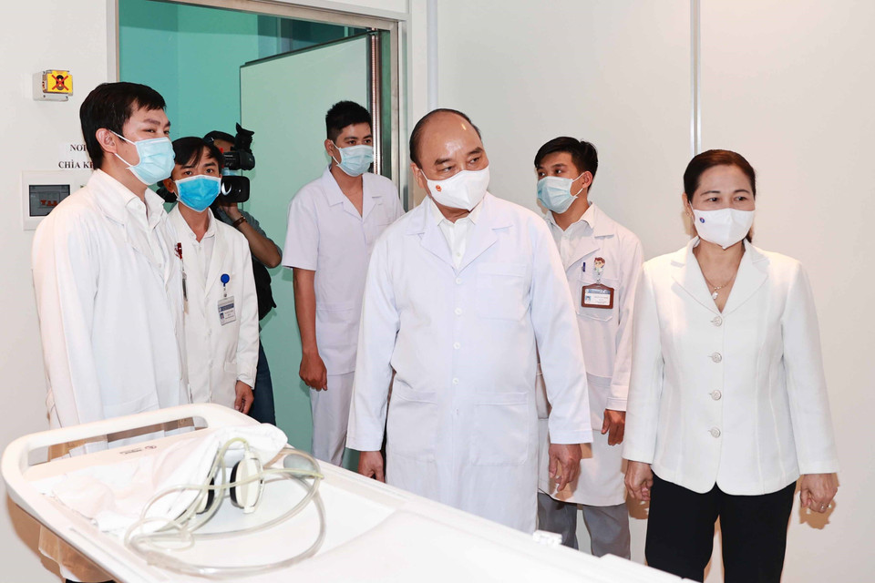 Chủ tịch nước Nguyễn Xuân Phúc kiểm tra công tác phòng chống dịch COVID-19 tại Bệnh viện huyện Củ Chi. (Ảnh: Thống Nhất/TTXVN)