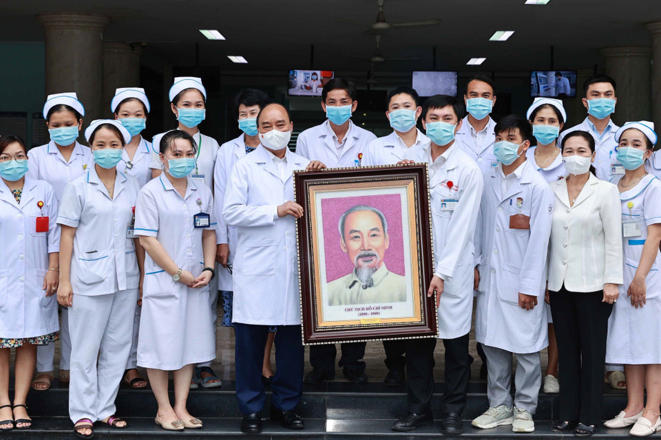 Chủ tịch nước Nguyễn Xuân Phúc tặng chân dung Chủ tịch Hồ Chí Minh cho Bệnh viện huyện Củ Chi. (Ảnh: Thống Nhất/TTXVN)