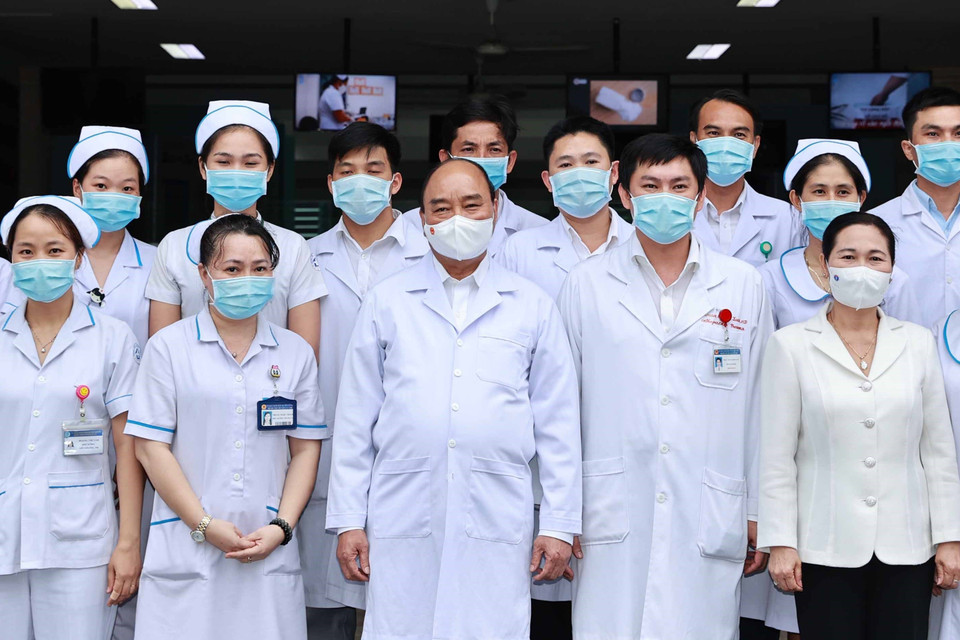 Chủ tịch nước Nguyễn Xuân Phúc với đội ngũ y bác sỹ Bệnh viện huyện Củ Chi. (Ảnh: Thống Nhất/TTXVN)