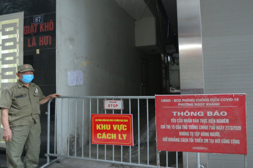 Rào chắn dựng đầu ngõ 409, ngách 87. (Ảnh: Hoàng Hiếu/TTXVN)