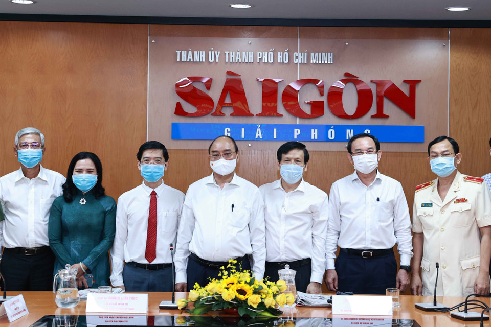 Chủ tịch nước Nguyễn Xuân Phúc và Ban Biên tập Báo Sài Gòn Giải phóng. (Ảnh: Thống Nhất/TTXVN)