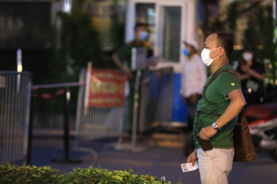 Người dân sinh sống tại tòa nhà khá bất ngờ trước thông tin trên. (Ảnh: Thành Đạt/TTXVN)