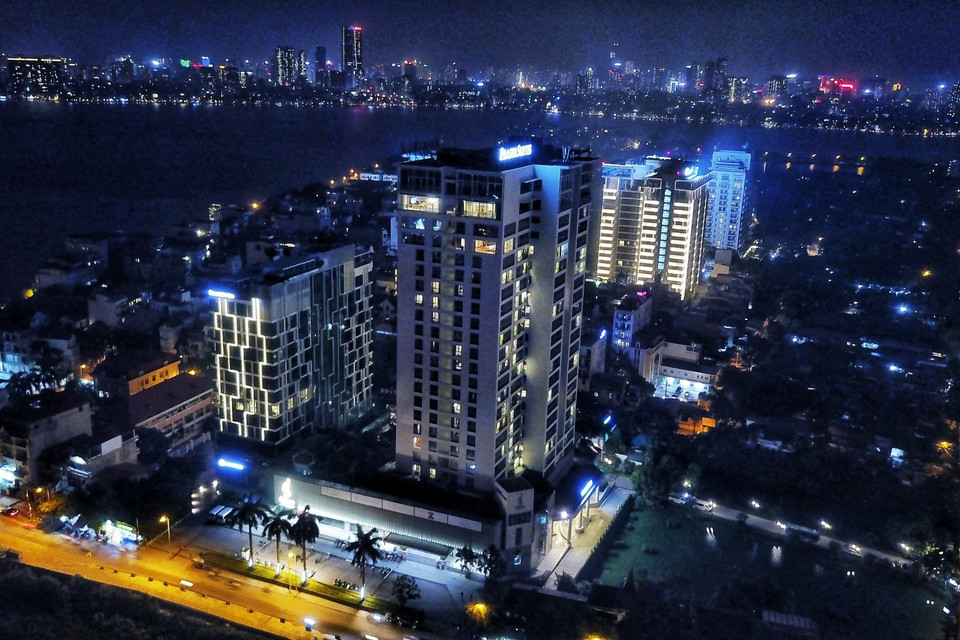 Hiện cả tòa nhà Fraser Suites gồm 23 tầng đã được phong tỏa tạm thời. Riêng tầng 17 là nơi cư trú của chuyên gia người Nhật bị phong tỏa "cứng", không cho phép ai ra vào. Đồng thời, mọi hoạt động tại Trung tâm thương mại ở khu vực 51 Xuân Diệu cũng được yêu cầu dừng lại. (Ảnh: Thành Đạt/TTXVN)