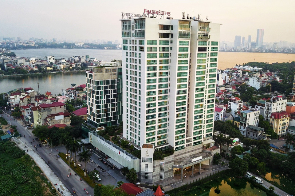 Sau khi ghi nhận chuyên gia người Nhật dương tính với SARV-CoV-2, UBND quận Tây Hồ đã phong tỏa tạm thời tòa nhà Fraser Suites ở 51 đường Xuân Diệu. (Ảnh: Thành Đạt/TTXVN)