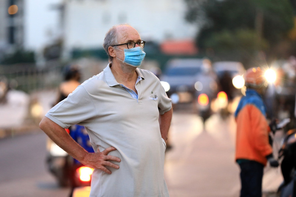 Một số người nước ngoài sinh sống tại tòa nhà khá bất ngờ trước thông tin trên. (Ảnh: Thành Đạt/TTXVN)