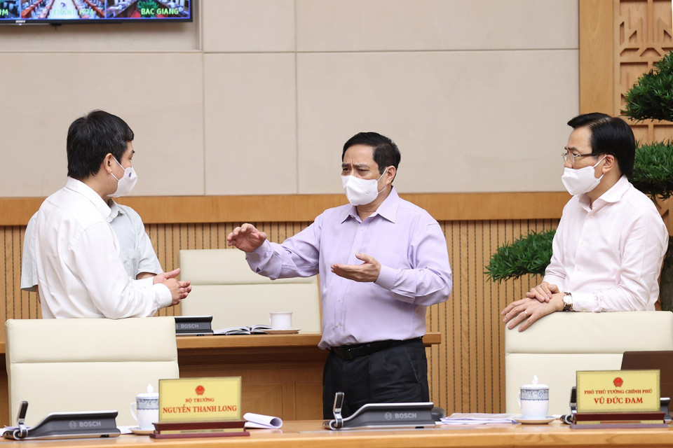 Thủ tướng Phạm Minh Chính trao đổi với đại diện các bộ, ngành về tình hình, giải pháp phòng, chống dịch COVID-19. (Ảnh: Dương Giang/TTXVN)