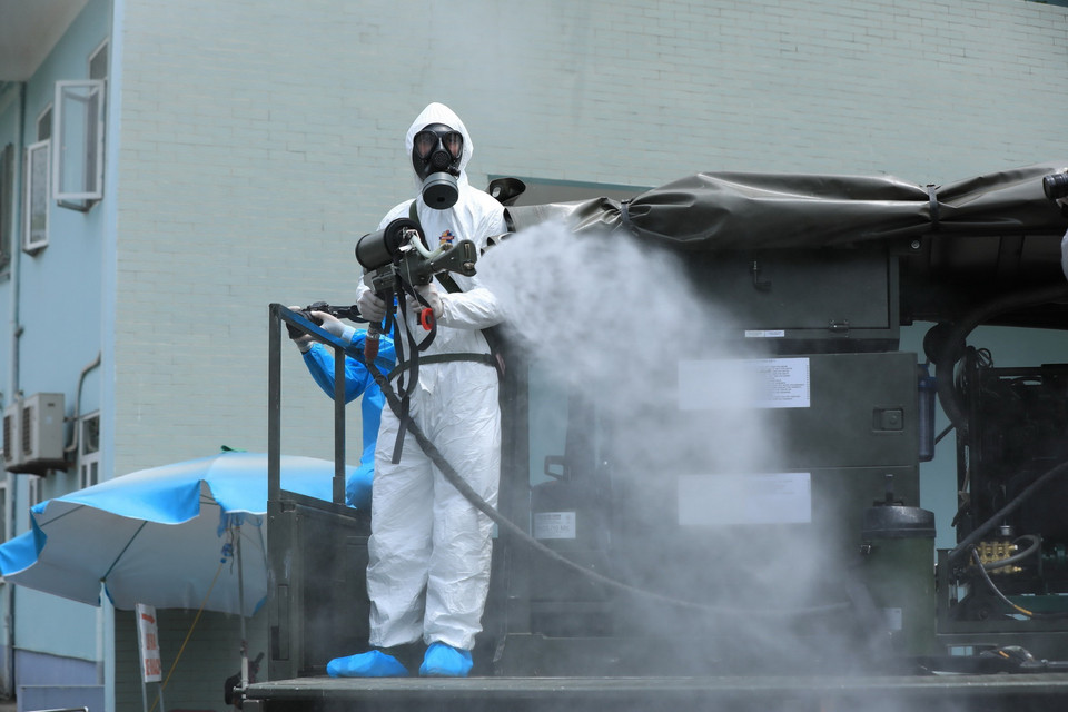 Cán bộ, chiến sỹ Binh chủng Hóa học và Bộ Tư lệnh Thủ đô phun khử khuẩn tại Bệnh viện K cơ sở Tân Triều. (Ảnh: Minh Đức/TTXVN)