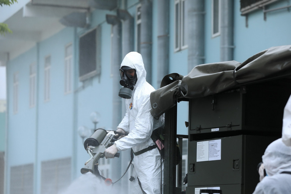 Cán bộ, chiến sỹ Binh chủng Hóa học và Bộ Tư lệnh Thủ đô phun khử khuẩn tại Bệnh viện K cơ sở Tân Triều. (Ảnh: Minh Đức/TTXVN)