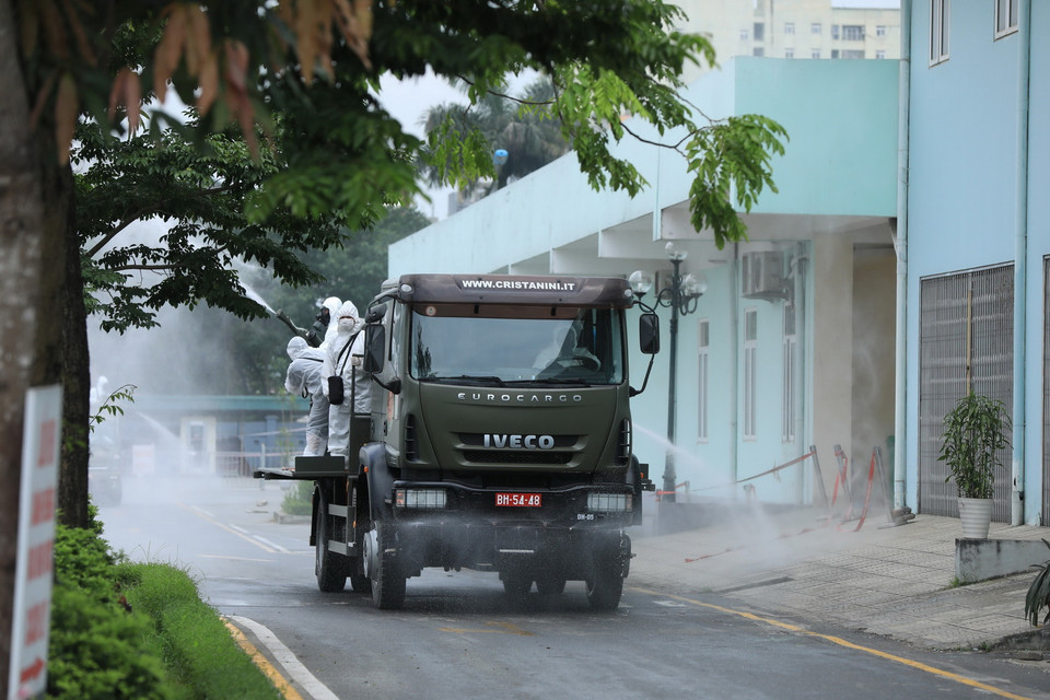 Cán bộ, chiến sỹ Binh chủng Hóa học và Bộ Tư lệnh Thủ đô phun khử khuẩn tại Bệnh viện K cơ sở Tân Triều. (Ảnh: Minh Đức/TTXVN)