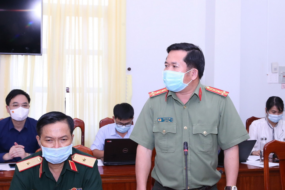 Đại tá Đinh Văn Nơi, Giám đốc Công an tỉnh An Giang báo cáo tại buổi làm việc. (Ảnh: Văn Điệp/TTXVN)