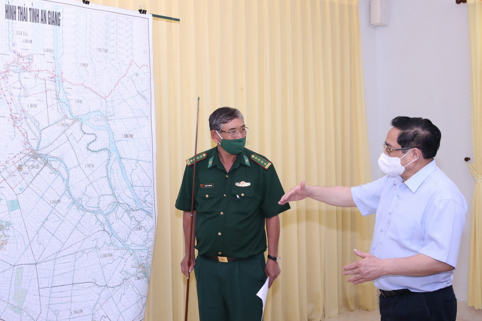 Thủ tướng Phạm Minh Chính xem bản đồ hình thái tỉnh An Giang. (Ảnh: Văn Điệp/TTXVN)