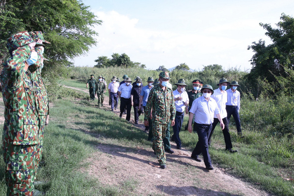 Thủ tướng Phạm Minh Chính kiểm tra công tác phòng, chống dịch COVID-19 trên tuyến biên giới Tây Nam, khu vưc đồn Biên phòng Vĩnh Ngươn, Bộ đội Biên phòng tỉnh An Giang. (Ảnh: Văn Điệp/TTXVN)