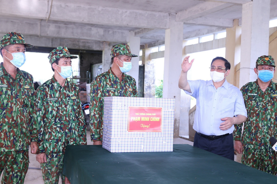Thủ tướng Phạm Minh Chính tặng quà, động viên cán bộ chiến sỹ đồn Biên phòng Vĩnh Ngươn, Bộ đội Biên phòng tỉnh An Giang. (Ảnh: Văn Điệp/TTXVN)