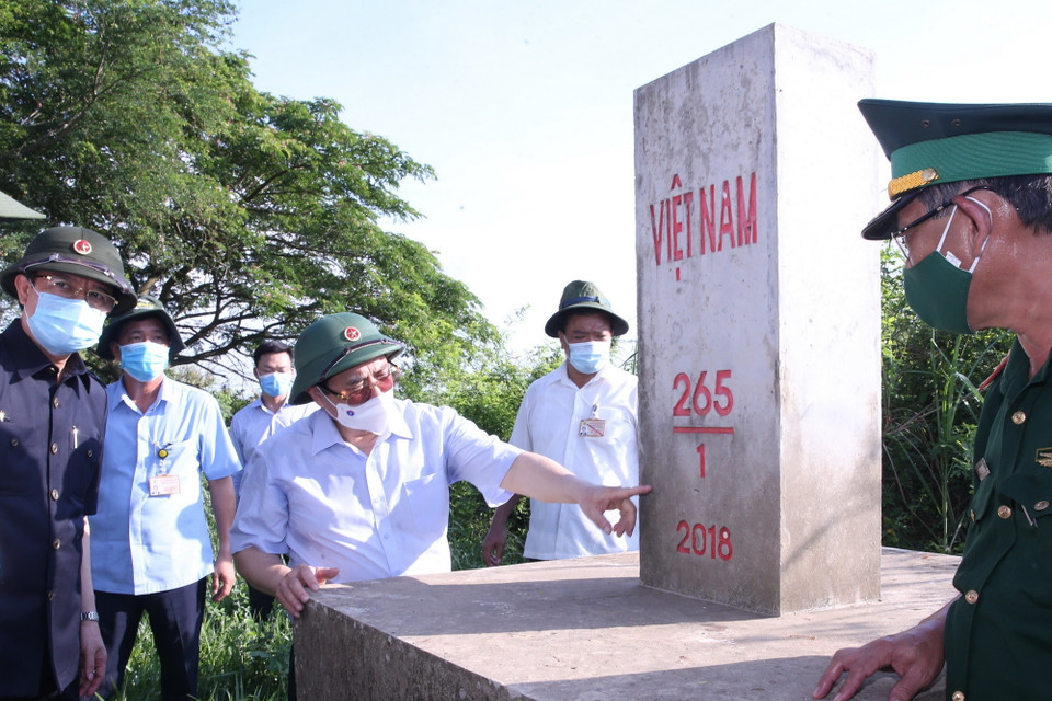 Thủ tướng Phạm Minh Chính cùng đoàn công tác tại cột mốc 265, tỉnh An Giang. (Ảnh: Văn Điệp/TTXVN)