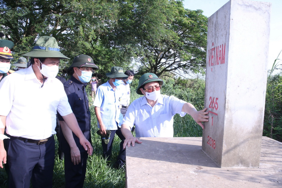 Thủ tướng Phạm Minh Chính cùng đoàn công tác tại cột mốc 265, tỉnh An Giang. (Ảnh: Văn Điệp/TTXVN)