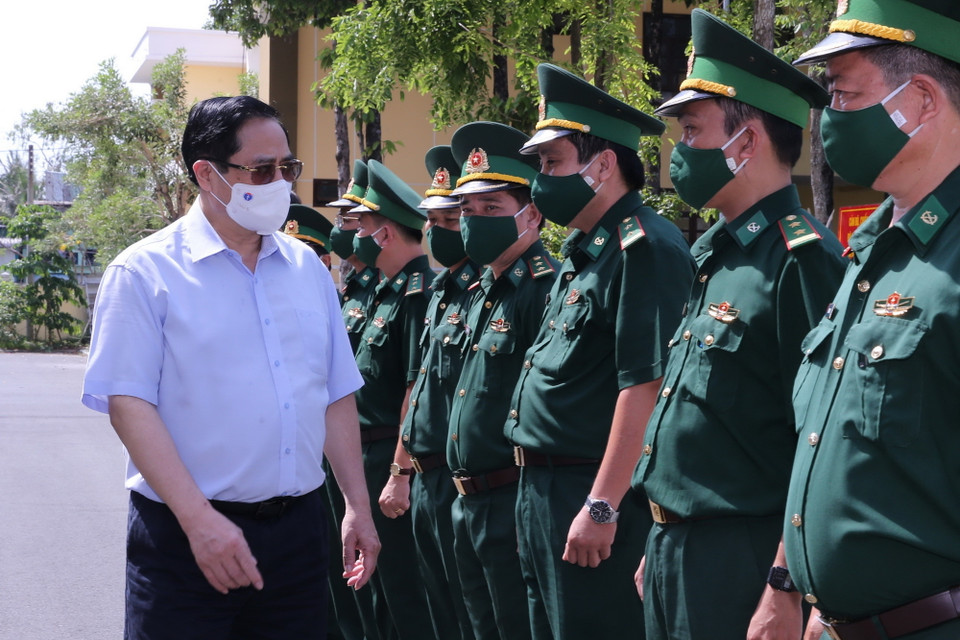 Thủ tướng Phạm Minh Chính với cán bộ Bộ đội Biên phòng tỉnh An Giang. (Ảnh: Văn Điệp/TTXVN)