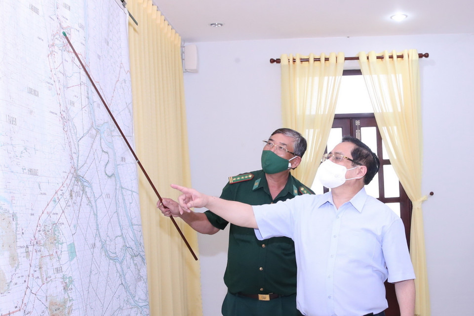 Thủ tướng Phạm Minh Chính xem bản đồ hình thái tỉnh An Giang. (Ảnh: Văn Điệp/TTXVN)