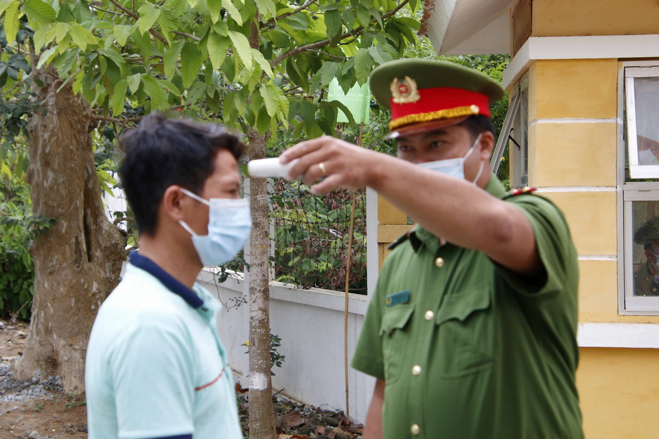 Cử tri thực hiện quyền bầu cử trên cụm đảo Hòn Khoai, Cà Mau. (Ảnh: Kim Há/TTXVN)