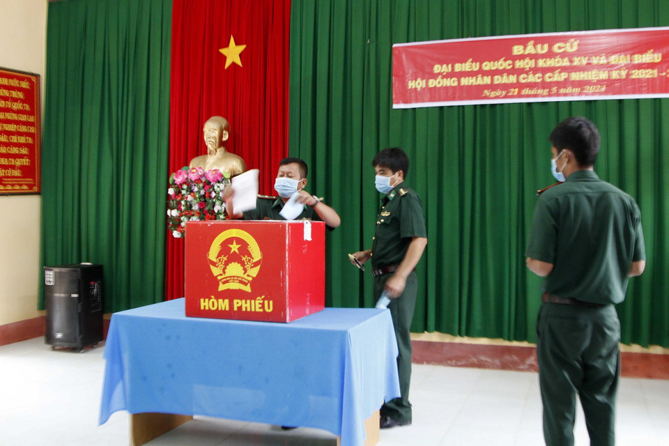 Cử tri thực hiện quyền bầu cử trên cụm đảo Hòn Khoai, Cà Mau. (Ảnh: Kim Há/TTXVN)