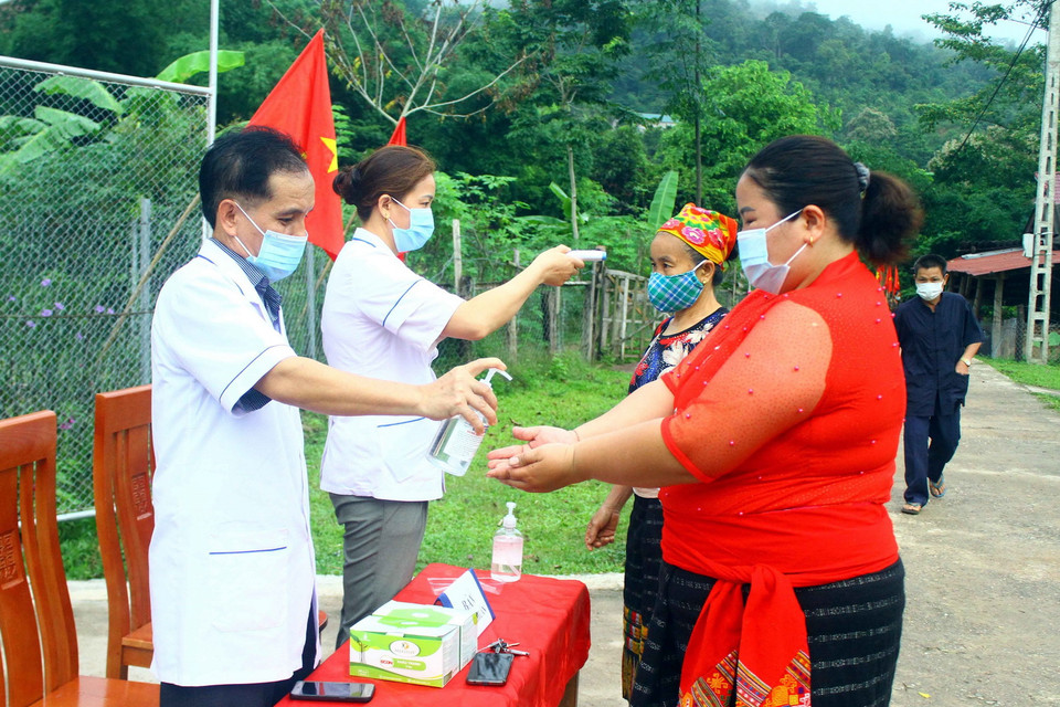 Cử tri đồng bào dân tộc thiểu số các xã miền núi, biên giới Nghệ An phấn khởi đi bỏ phiếu sớm. (Ảnh: Tá Chuyên/TTXVN)