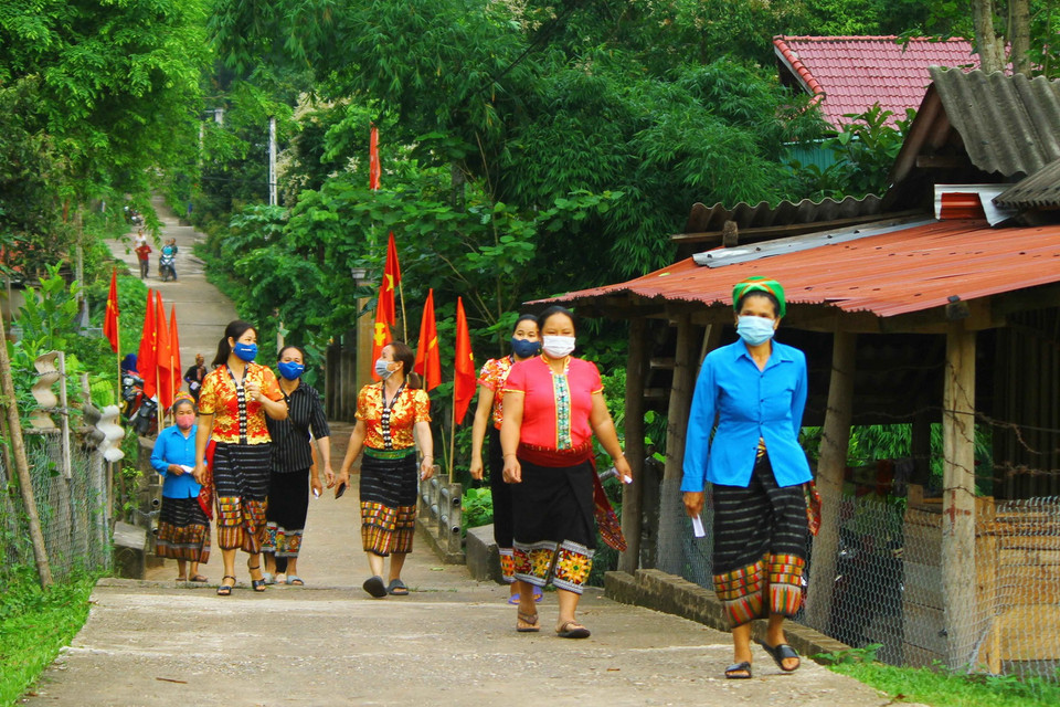 Cử tri đồng bào dân tộc thiểu số các xã miền núi, biên giới Nghệ An phấn khởi đi bỏ phiếu sớm. (Ảnh: Tá Chuyên/TTXVN)