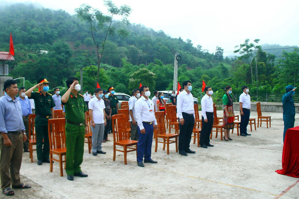 Cử tri đồng bào dân tộc thiểu số các xã miền núi, biên giới Nghệ An phấn khởi đi bỏ phiếu sớm. (Ảnh: Tá Chuyên/TTXVN)