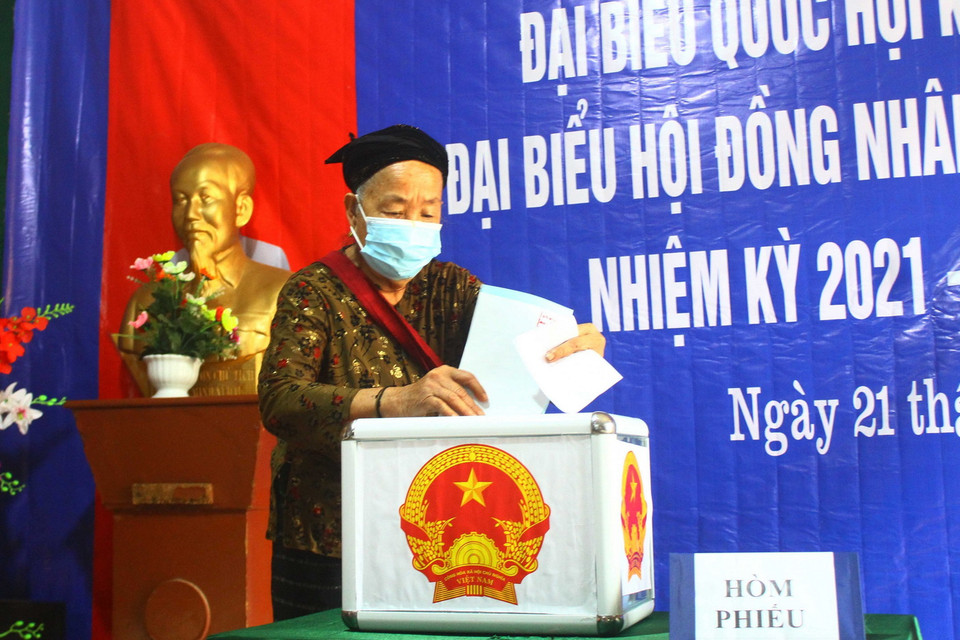 Cử tri đồng bào dân tộc thiểu số các xã miền núi, biên giới Nghệ An phấn khởi đi bỏ phiếu sớm. (Ảnh: Tá Chuyên/TTXVN)