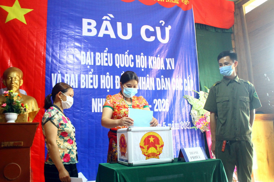 Cử tri đồng bào dân tộc thiểu số các xã miền núi, biên giới Nghệ An phấn khởi đi bỏ phiếu sớm. (Ảnh: Tá Chuyên/TTXVN)