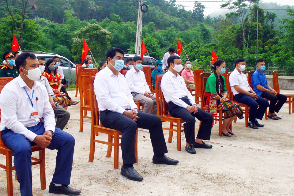 Cử tri đồng bào dân tộc thiểu số các xã miền núi, biên giới Nghệ An phấn khởi đi bỏ phiếu sớm. (Ảnh: Tá Chuyên/TTXVN)