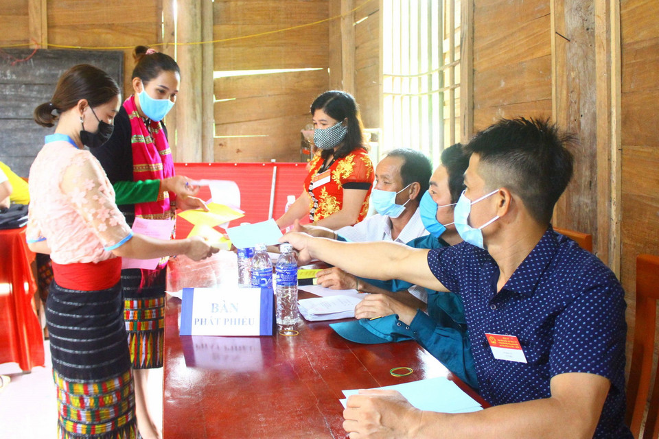 Cử tri đồng bào dân tộc thiểu số các xã miền núi, biên giới Nghệ An phấn khởi đi bỏ phiếu sớm. (Ảnh: Tá Chuyên/TTXVN)