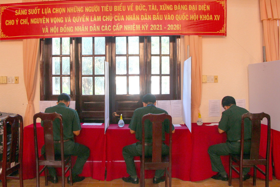 Cử tri lực lượng vũ trang Hậu Giang bầu cử sớm. (Ảnh: Hồng Thái/TTXVN)