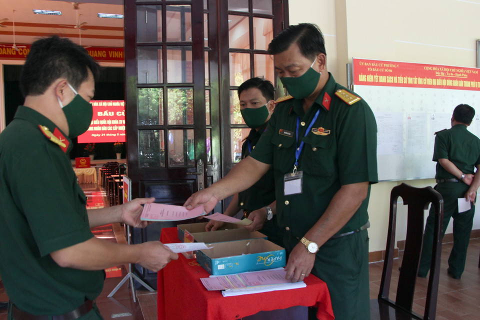 Cử tri lực lượng vũ trang Hậu Giang bầu cử sớm. (Ảnh: Hồng Thái/TTXVN)