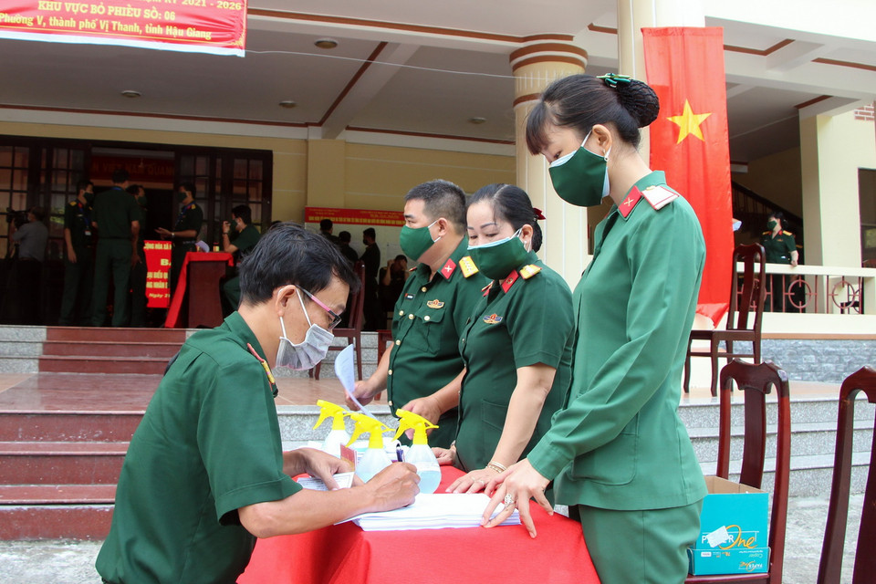 Cử tri lực lượng vũ trang Hậu Giang bầu cử sớm. (Ảnh: Hồng Thái/TTXVN)