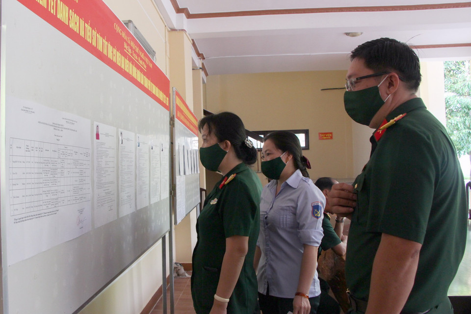 Cử tri lực lượng vũ trang Hậu Giang bầu cử sớm. (Ảnh: Hồng Thái/TTXVN)